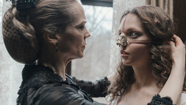 image de la news "Quand Cendrillon rencontre Cronenberg" : découvrez la bande-annonce de ce film qui ne laissera aucun spectateur insensible