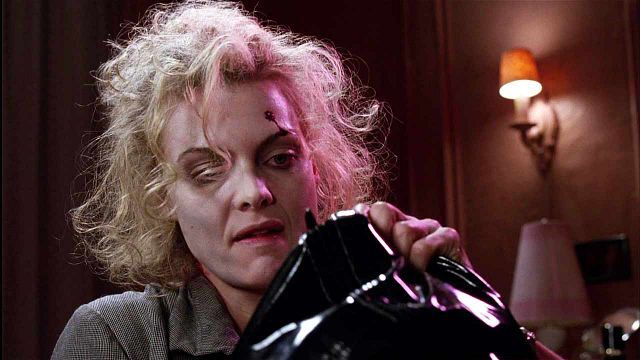 image de la news "On a eu pas mal de problèmes à régler" : Michelle Pfeiffer garde un mauvais souvenir de ce costume mythique créé il y a 34 ans