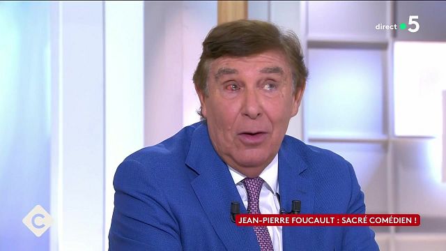 image de la news Jean-Pierre Foucault apparaît avec un oeil rouge dans C à vous, il contourne la question d'Anne-Elisabeth Lemoine