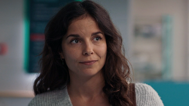 image de la news Demain nous appartient : avec qui Roxane communique-t-elle en secret ? On a la réponse