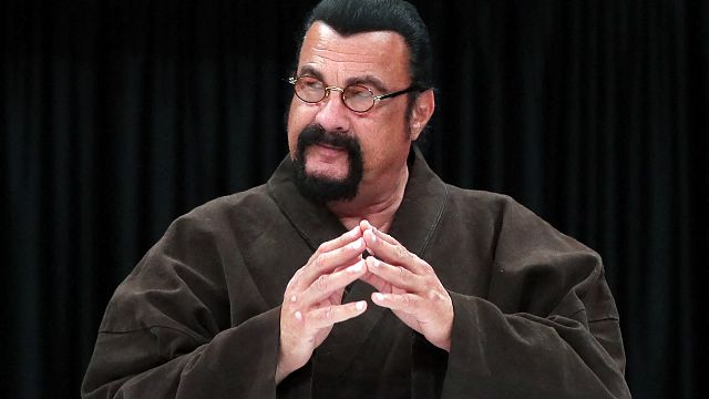 image de la news Steven Seagal décoré par Vladimir Poutine pour sa "contribution culturelle et humanitaire"