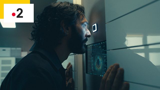 image de la news Bande-annonce Vortex : Tomer Sisley modifie le passé dans l'ambitieuse série de science-fiction de France 2 !