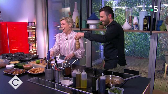 image de la news C à vous : Anne-Elisabeth Lemoine trop taquine avec un chef, elle se fait reprendre par son équipe