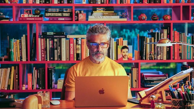image de la news Cinéaste culte, Pedro Almodóvar revient en Compétition à Cannes ! Autofiction, son nouveau film, va-t-il remporter le Palme d'or ?