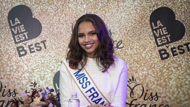 image de la news Indira Ampiot (Miss France 2023) confie sa technique pour éviter les "mains baladeuses"...