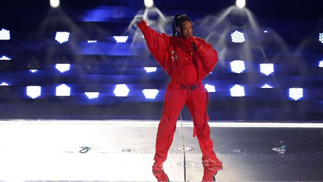 image de la news Rihanna, enceinte pour la deuxième fois, dévoile son ventre arrondi lors de la mi-temps du Superbowl