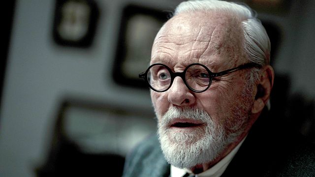 image de la news Quand l'auteur du Monde de Narnia rencontre Freud : un face-à-face intense avec Anthony Hopkins et Matthew Goode