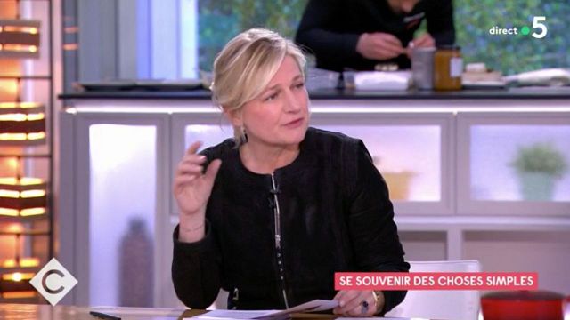 image de la news “Je suis là, pardon” : Emilie Tran Nguyen, en retard dans C à vous, Anne-Elisabeth Lemoine la recadre