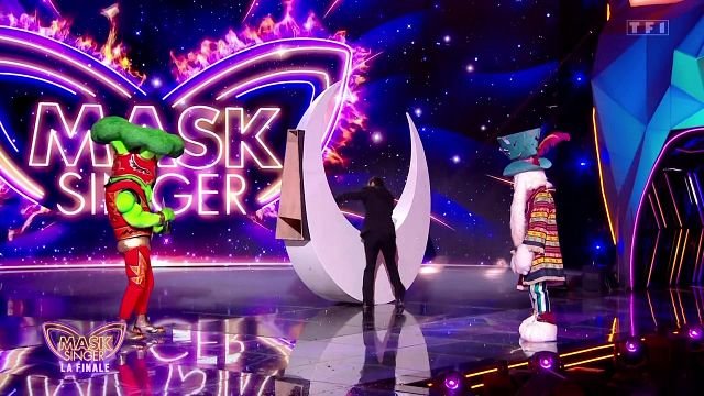 image de la news Mask Singer : Camille Combal manque de casser le décor lors de la finale