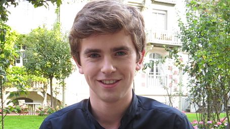 image de la news Bates Motel : Freddie Highmore n'aurait "pas pu dire non" au prequel de Psychose