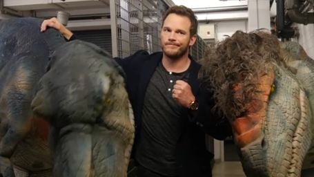 Chris Pratt, star de Jurassic World, piégé par deux vélociraptors !