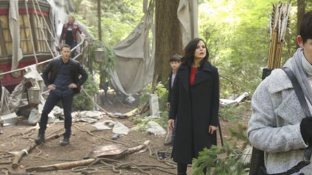 image de la news Once Upon a Time : les héros enquêtent dans les bois sur les photos de la saison 6