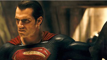 image de la news Justice League : Henry Cavill pose avec des enfants pour Make a Wish 