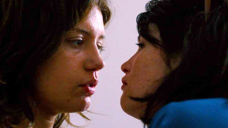 image de la news Extraits Orpheline : Adèle Exarchopoulos et Gemma Arterton mutines et sensuelles