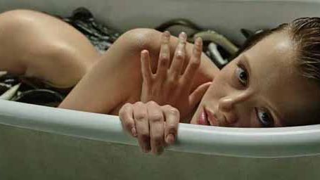 image de la news Qui est Mia Goth, la troublante patiente qui tourmente Dane DeHaan dans A Cure for Life ?