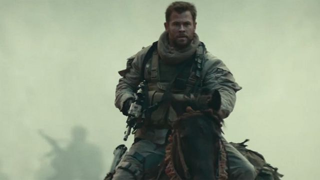 Chris Hemsworth à cheval avec une mitrailleuse dans la bande-annonce de 12 Strong