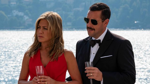 image de la news Murder Mystery sur Netflix  : Dany Boon face à Jennifer Aniston et Adam Sandler dans une bande-annonce délirante
