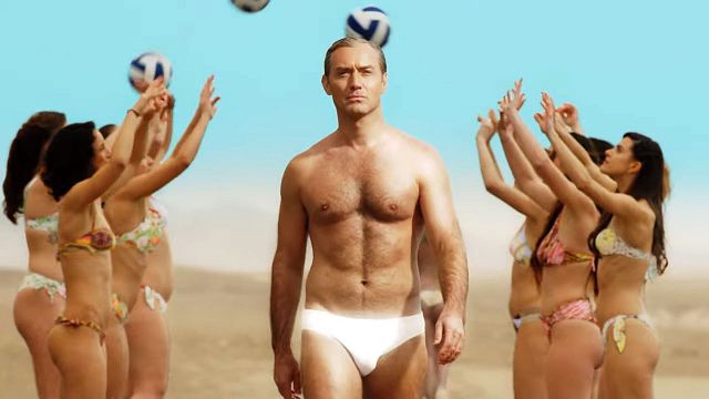 image de la news Bande-annonce The New Pope : Jude Law tombe la soutane pour le maillot de bain