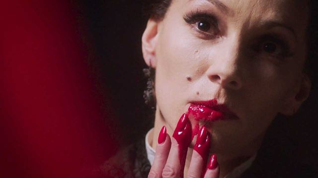 In Fabric de Peter Strickland : quand une robe maudite donne une satire horrifique