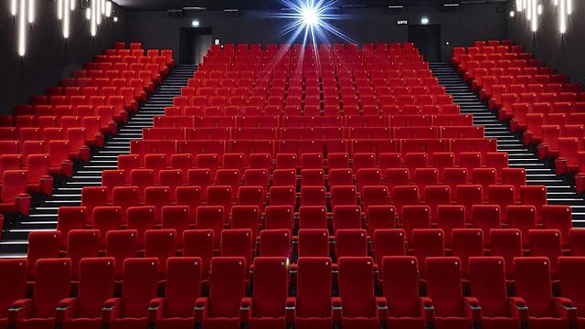 image de la news Coronavirus : quelle date pour la réouverture des cinémas français ? Combien de temps va durer la fermeture des salles ?