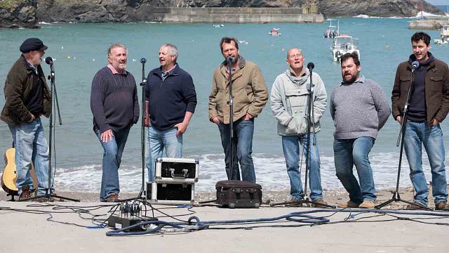 image de la news Fisherman's Friends : c'est quoi cette rafraîchissante comédie sur un boys band de pêcheurs ?
