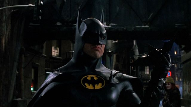 image de la news The Flash : des photos de la Batmobile et de la Batcave de Michael Keaton prises sur le tournage