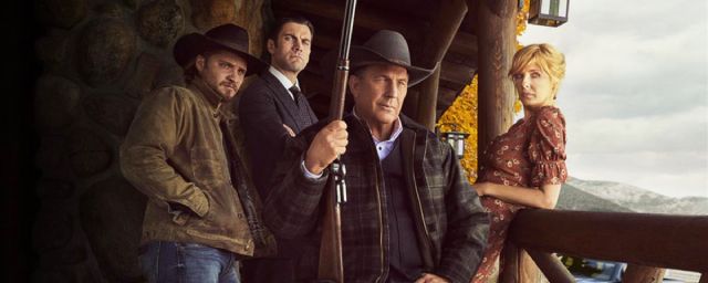 John Dutton (Kevin Costner) entouré de ses fils Kaye et Jamie et de sa fille Beth