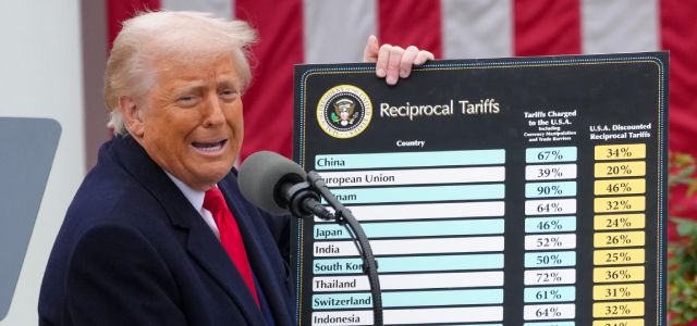 Donald Trump présente ses nouveaux tarifs douaniers dans la jardin de la Maison Blanche à Washington DC