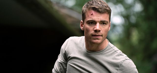 Gabriel Basso dans le rôle de Peter Sutherland