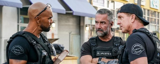 Jay Harrington entouré de Shemar Moore et Kenny Johnson dans S.W.A.T.