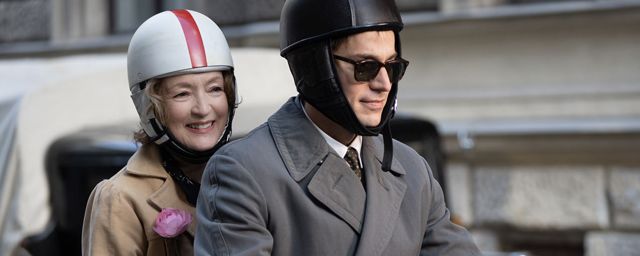 Lesley Manville et Lucas Bravo