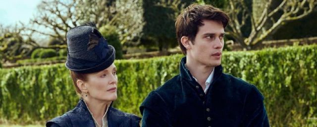 Julianne Moore et Nicholas Galitzine dans 