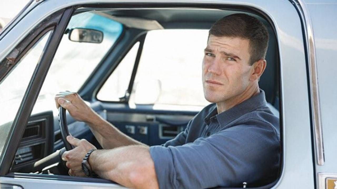 Young Gibbs (Austin Stowell) in