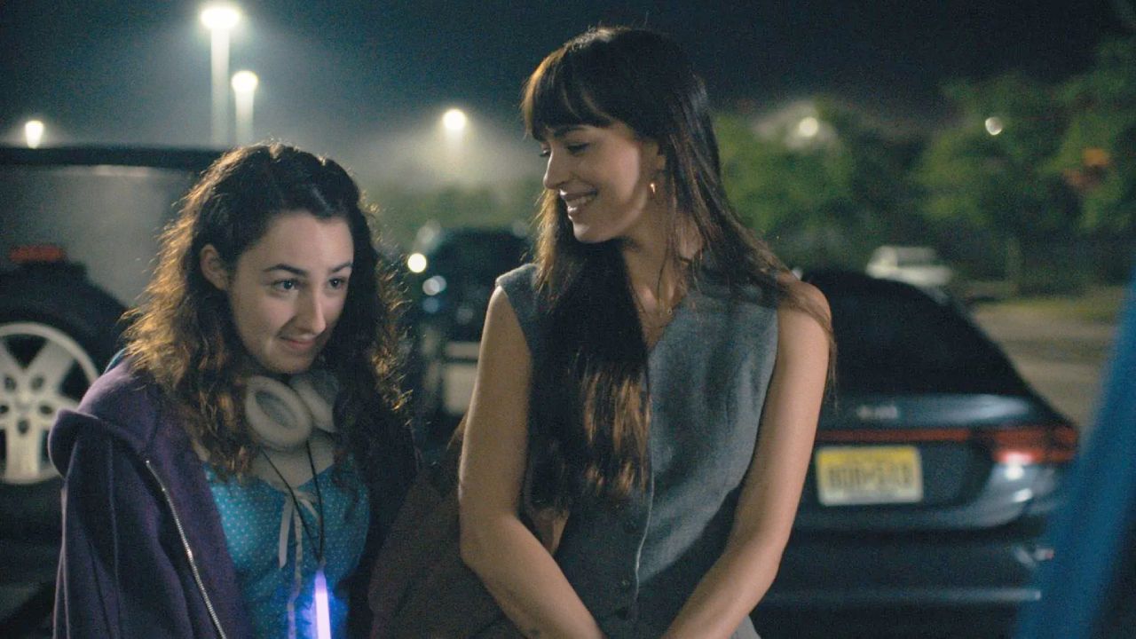 Vanessa Burghardt et Dakota Johnson dans Cha Cha Real Smooth.