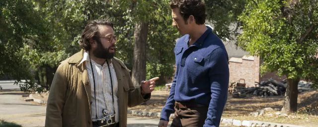Dan Fogler (Francis Ford Coppola) et Miles Teller (Albert S. Ruddy) dans “The Offer”