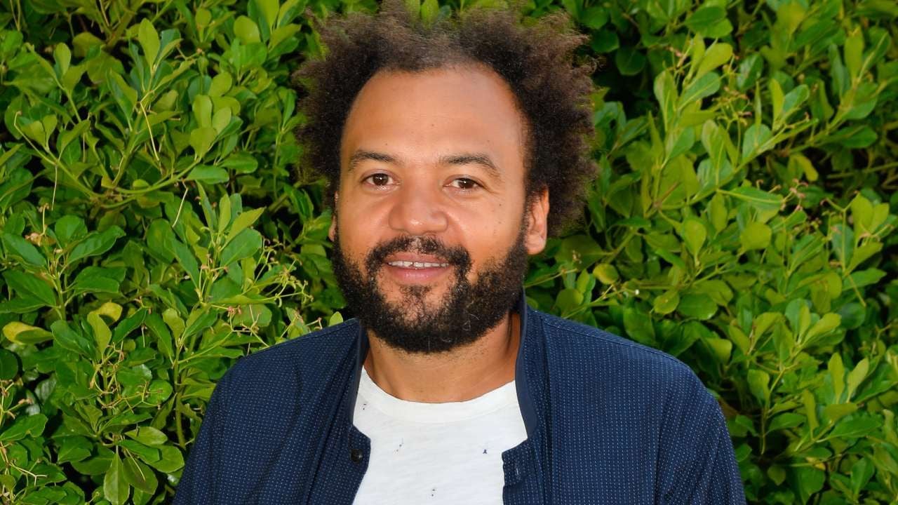 "Tu n'es pas du tout en assurance, t'es pas bien" : Fabrice Eboué garde un mauvais souvenir de sa première scène au cinéma… Et c'était pour une comédie culte sortie il y a 16 ans