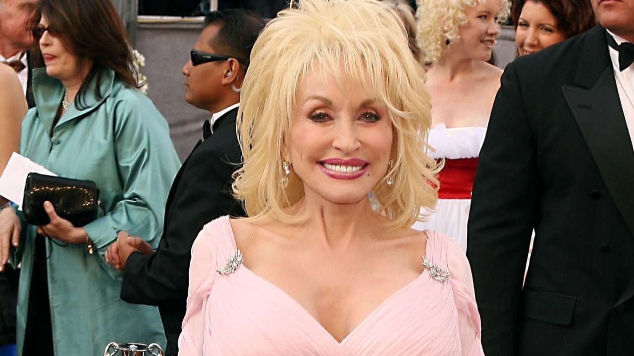 Mort à 80 ans de Dolly Parton, reine de la country et star de comédies à succès dans les années 80