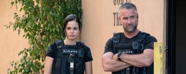 Lina Esco (Chris) et Jay Harrington (Deacon) dans la série S.W.A.T..