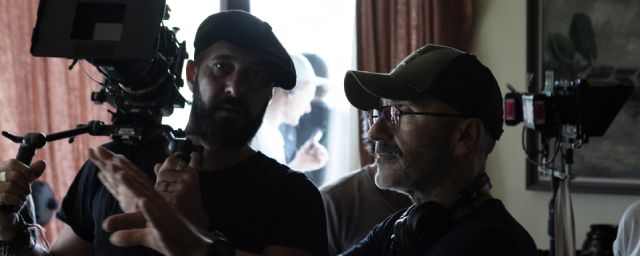 Renaud Bertrand en plein travail avec ses équipes de tournage.