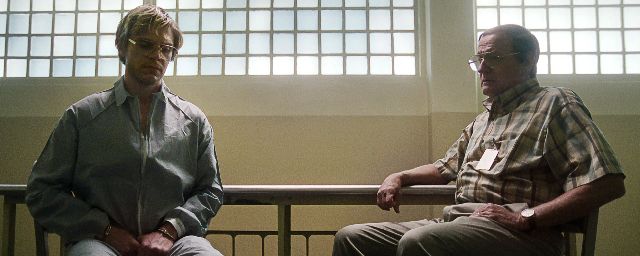 Evan Peters et Richard Jenkins dans la série