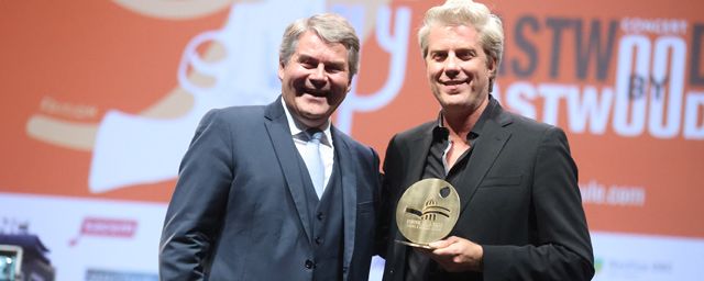 Franck Louvrier, Maire de La Baule, remet le prix d'honneur à Kyle Eastwood