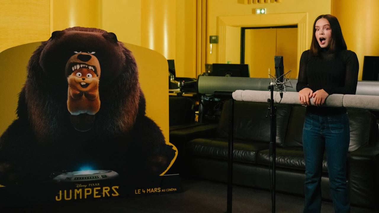 Mallory Wanecque no meio de uma sessão de dublagem