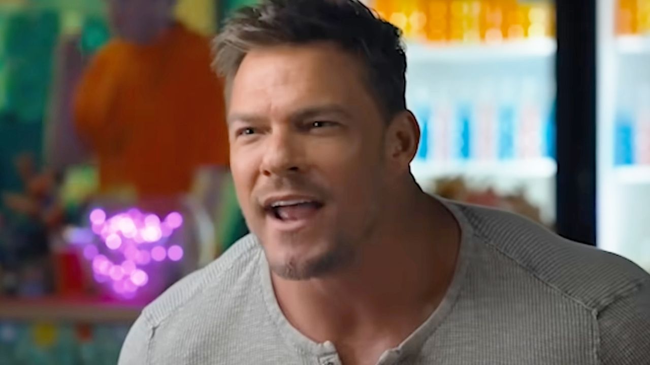 La star de Reacher revient à ses premières amours : ne manquez pas la comédie d'action avec Alan Ritchson !