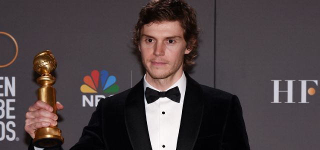 Evan Peters avec son Golden Globe pour Dahmer