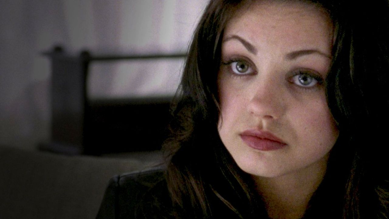 Mila Kunis se demande ce qu'elle est venue faire dans cette galère.