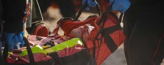 Les secours évacuent l'un des blessés. De qui s'agit-il ?