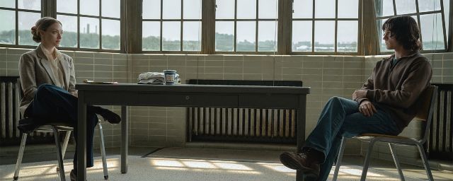 Amanda Seyfried et Tom Holland dans “The Crowded Room”