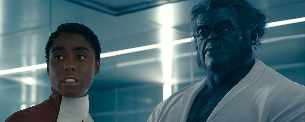Lashana Lynch et Kelsey Grammer dans The Marvels