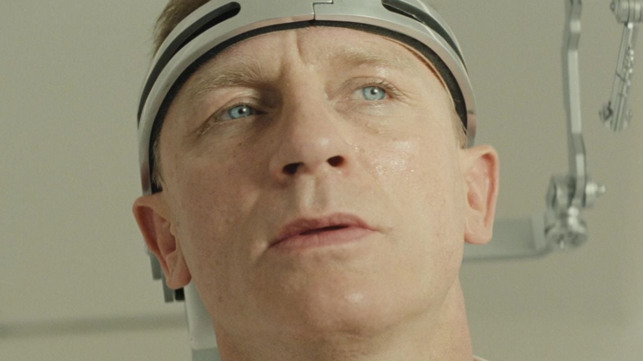 10 years ago, this incredible scene of James Bond broke the spectacular record and pointed to the history of cinema with its print