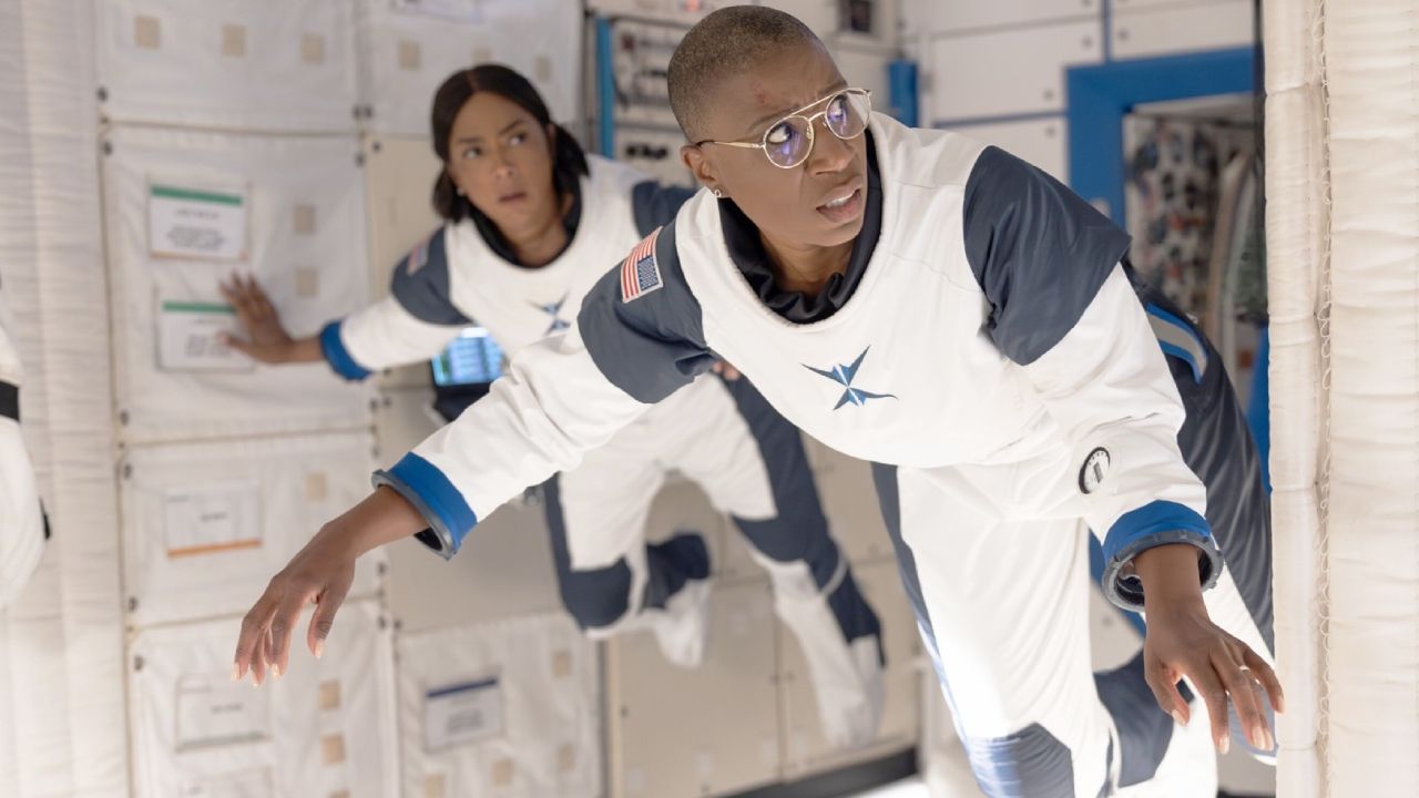 9-1-1 : Aisha Hinds (Hen) dévoile les coulisses de tournage des scènes dans l’espace